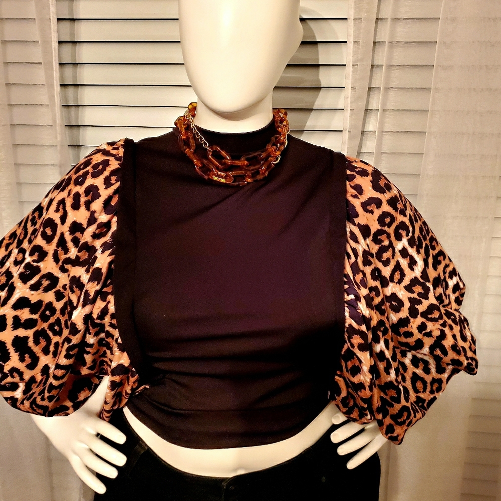 Stylishly Balloon Leppard Print Crop Top!